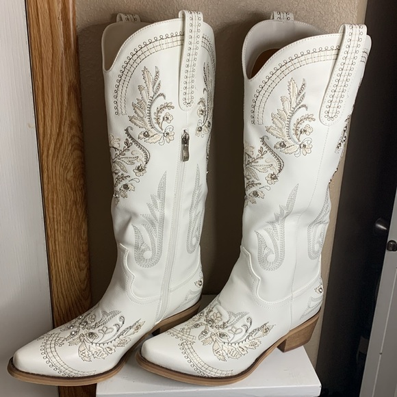Unbranded Shoes - Western Floral Embroidered Rhinestone White Boots